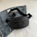 Sac banane noir minimaliste en cuir synthétique mat avec fermeture éclair argentée chic - Noir