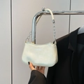 Elegante borsa a mezzaluna color crema con catena metallica e design moderno - Bianco