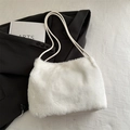 Weiße Plüsch-Umhängetasche mit Seilriemen auf einem stylischen schwarzen Blazer - Ohne Anhänger / Weiß
