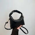 Retro schwarze gewebte Beuteltasche mit plissiertem Griff und Gold-Beschlägen - Schwarz
