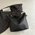 Borsa tote nera con tracolla in corda intrecciata marrone e bianco su sfondo neutro - Nero