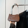 Borsa a mezzaluna vintage marrone in ecopelle con catena argento e stampa logo - Marrone