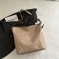 Elegante borsa tote beige in pelle con tracolla intrecciata e dettagli in metallo - Cachi