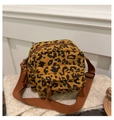 Dettaglio borsa a tracolla leopardata in velluto a coste con texture e zip esterna - Marrone