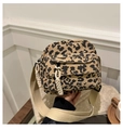 Dettaglio borsa a tracolla in velluto leopardato con tracolla larga e zip con corda - Cachi