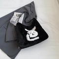 Borsa tote in ecopelliccia nera con una simpatica grafica a forma di coniglio bianco - Nero