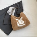 Borsa tote in ecopelliccia marrone con grande toppa a coniglio bianco e tracolla - Cachi