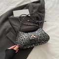 Borsa sottobraccio leopardata con fiocco dorato e tracolla nera regolabile - Nero