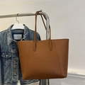 Bolso tote marrón de cuero granulado con letras de moda en un ambiente informal - Marrón