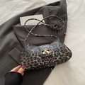 Borsa sottobraccio leopardata con chiusura a fiocco dorato e tracolla regolabile - Marrone