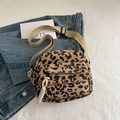 Leopard-Umhängetasche aus Cord mit verstellbarem Gurt und praktischer Fronttasche - Khaki