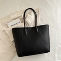 Bolso tote negro minimalista con textura de lichi y correas finas para el hombro - Negro
