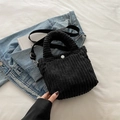 Schwarze Cord-Beuteltasche mit weißem Knopfverschluss und abnehmbarem Schultergurt - Schwarz