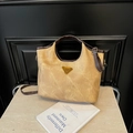 Elegante bolso cubo de lona caqui con asas de color marrón oscuro y logo dorado - Café sin Colgante