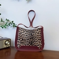 Retro-Tasche mit Leopardenmuster, burgunderrotem Lederbesatz und Schultergurt - Burgunderrot