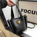 Bolso tipo cubo de cuero negro con logo dorado y correa de hombro ajustable - Sin colgante / Negro