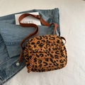 Schicke Crossbody-Tasche aus Cord mit Leopardenmuster und verstellbarem Gurt - Braun