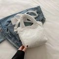 Weiße Cord-Eimertasche mit weicher Textur, passendem Griff und verstellbarem Riemen - Weiß