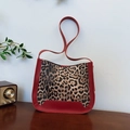 Leopard-Tragetasche mit rotem Lederbesatz und Schultergurten für Damen - Rot