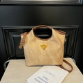 Bolso saco chic de lona caqui con ribete de cuero marrón y detalle de logo dorado - Marrón Sin Colgante