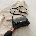 Borsa a spalla nera minimalista con fibbia dorata e tracolla con nodi - Nero
