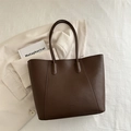 Bolso tote marrón oscuro en cuero granulado con asas finas para un estilo minimalista - Marrón