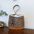 Retro Schultertasche mit Leopardenmuster und braunem Lederbesatz für Damen - Braun
