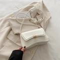 Elegante borsa baguette bianca con fibbia in metallo dorato e dettaglio tracolla annodata - Bianco