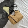 Bolso cubo de gamuza camel con asas negras y adorno de logotipo metálico - Negro Con Colgante