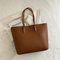 Bolso tote marrón de cuero granulado con asas largas y elegante logotipo grabado - Marrón