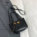 Bolso bucket negro de cuero liso con logo dorado y colgante de campana trenzado - Con Colgante / Negro