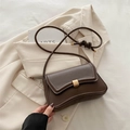 Borsa a tracolla minimalista color caffè scuro in pelle PU opaca e dettagli oro - Marrone