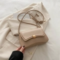 Borsa sottobraccio beige minimalista in pelle liscia con fibbia dorata e tracolla a nodo - Cachi