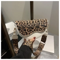 Nahaufnahme der Satteltasche mit Leopardenmuster, breitem Riemen und Golddetails - Weiß