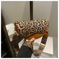 Details der Leopard-Satteltasche mit breitem Gurt und goldener Metallschnalle - Braun