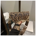 Detailansicht der beigen Satteltasche mit breitem Leopardenmuster-Gurt und Golddekor - Khaki