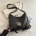 Schwarze große Hobo-Tasche mit goldenem M-Logo und verstellbaren Metallschnallen - Mit Anhänger / Schwarz