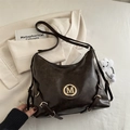 Dunkelbraune matte Leder-Einkaufstasche mit goldenem M-Logo und weißem Plüsch-Anhänger - Mit Anhänger / Braun