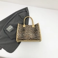Große Shopper-Tasche mit Leopardenmuster, Tragegriffen und beigem Kontrastrand - Khaki