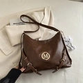 Dunkelbraune Ledertasche mit goldenem M-Logo und weißem Wolken-Plüschanhänger - Mit Anhänger / Braun