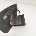 Modische Einkaufstasche mit Leopardenmuster, braunen Ledergriffen und rechteckiger Form - Braun