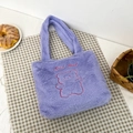 Süße lila Plüsch-Tragetasche aus weichem Kunstfell mit gesticktem Bären-Design - Lila