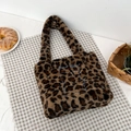 Sac fourre-tout en peluche léopard marron avec broderie ours bleu et texture fausse fourrure - Style Léopard