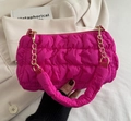 Sac nuage matelassé magenta avec chaîne dorée et poignée rembourrée au style bubble tendance - Rose rosé