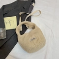 Schicke beige Lammfell-Eimertasche mit verstellbarem Riemen und Silbermetall-Hardware - Ohne Anhänger / Weiß