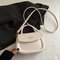 Elegante borsa a sella bianco crema con scritta dorata e tracolla regolabile - Bianco