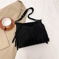 Bolso bandolera boho negro mate con flecos largos y hebilla metálica dorada - Negro
