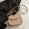 Borsa a sella beige minimalista con tracolla regolabile e chiusura a patta - Cachi