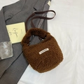 Braune Teddy-Beuteltasche aus Lammwoll-Imitat mit Etikett und dunklem Schultergurt - Ohne Anhänger / Braun