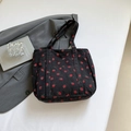 Bolso tote grande de pana negra con estampado de fresas y bolsillo delantero - Negro